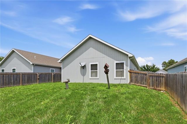 1304 E Joles Drive, Tonganoxie, KS 66086