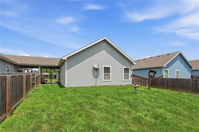 1304 E Joles Drive, Tonganoxie, KS 66086