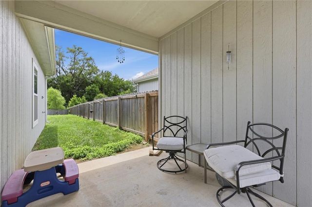 1304 E Joles Drive, Tonganoxie, KS 66086