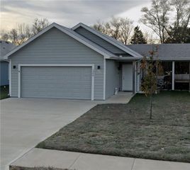 1304 E Joles Drive, Tonganoxie, KS 66086