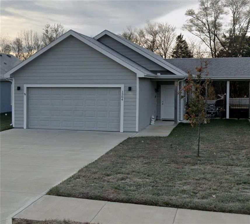 1304 E Joles Drive, Tonganoxie, KS 66086