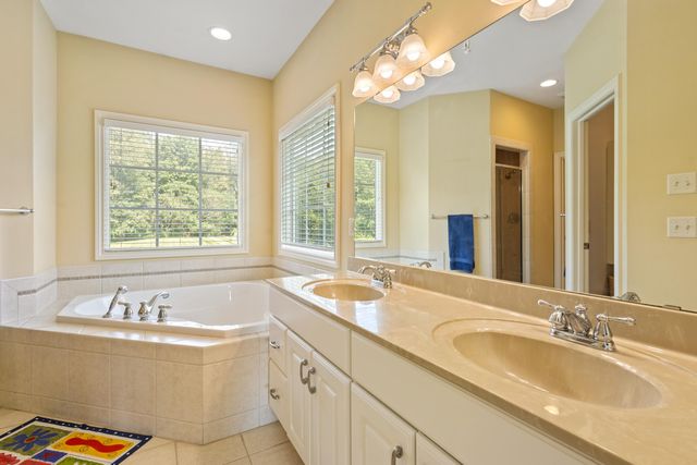 3700 Oakharbor Street, Kalamazoo, MI 49009