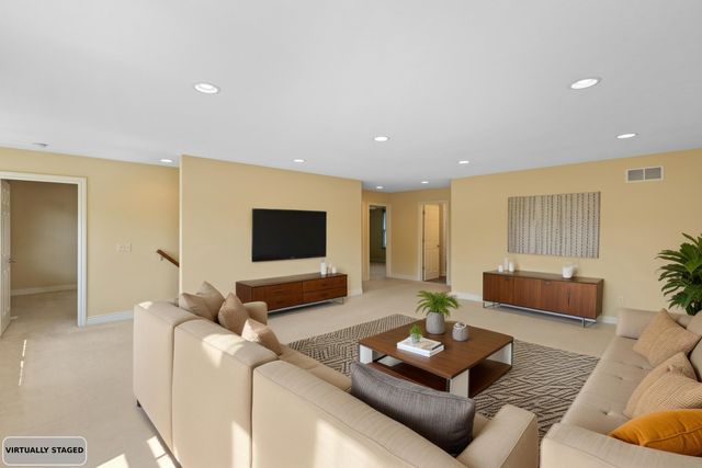 3700 Oakharbor Street, Kalamazoo, MI 49009