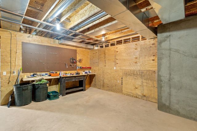 3700 Oakharbor Street, Kalamazoo, MI 49009