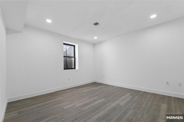 9 Cole Street, Bergenfield, NJ 07621