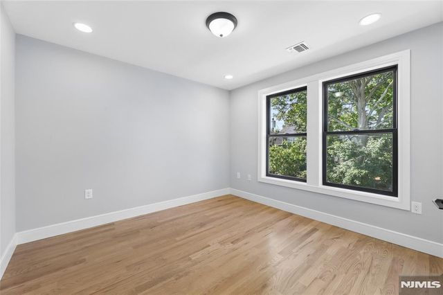 9 Cole Street, Bergenfield, NJ 07621