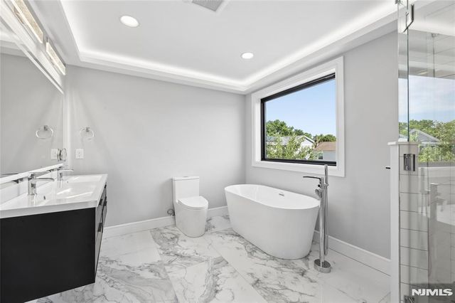 9 Cole Street, Bergenfield, NJ 07621