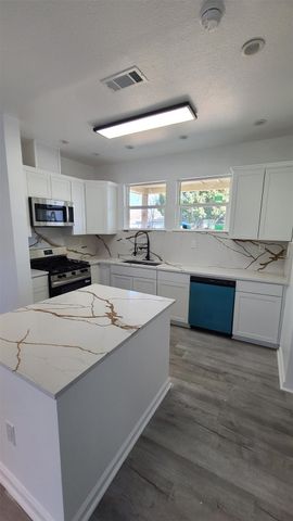 1010 Linden Street, La Marque, TX 77568