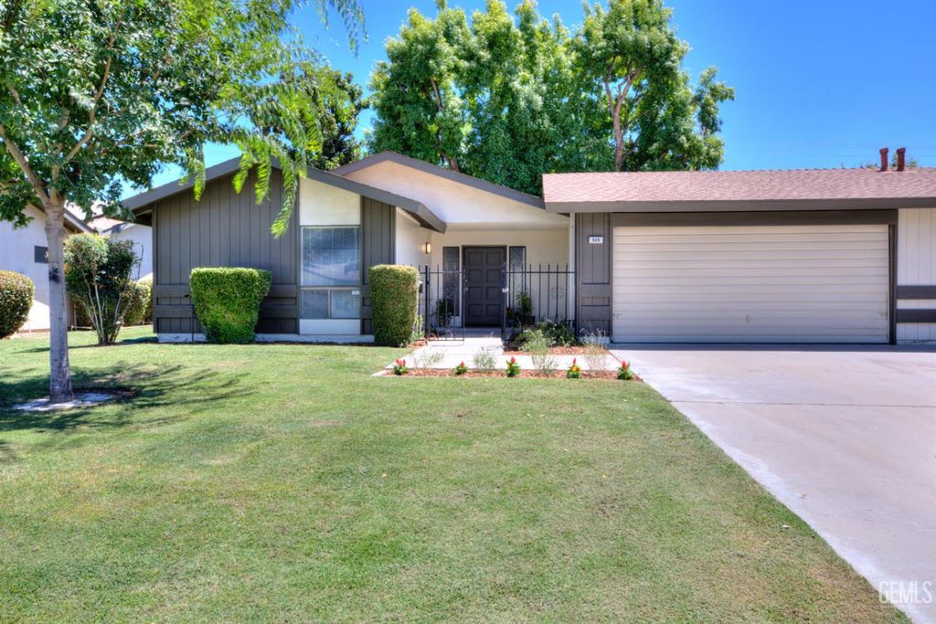 924 Bermuda Street, Bakersfield, CA 93309