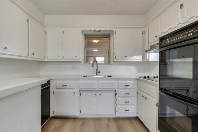 913 NE 6th Street, Moore, OK 73160