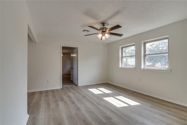 913 NE 6th Street, Moore, OK 73160