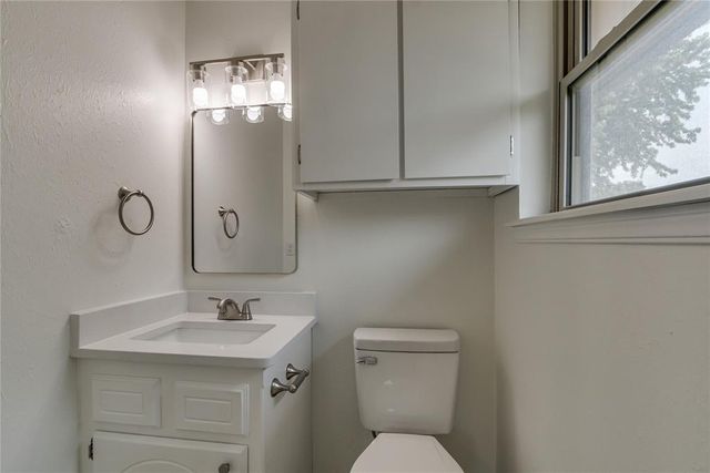 913 NE 6th Street, Moore, OK 73160