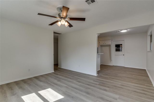 913 NE 6th Street, Moore, OK 73160