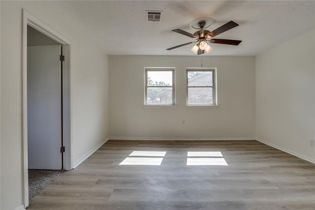 913 NE 6th Street, Moore, OK 73160
