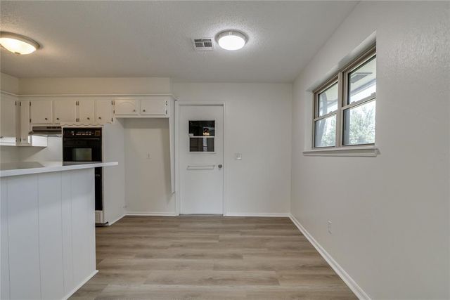 913 NE 6th Street, Moore, OK 73160