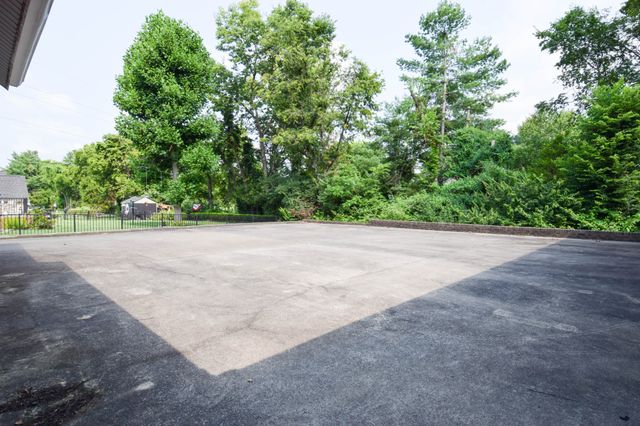134 Stonehouse Dr, Gallatin, TN 37066