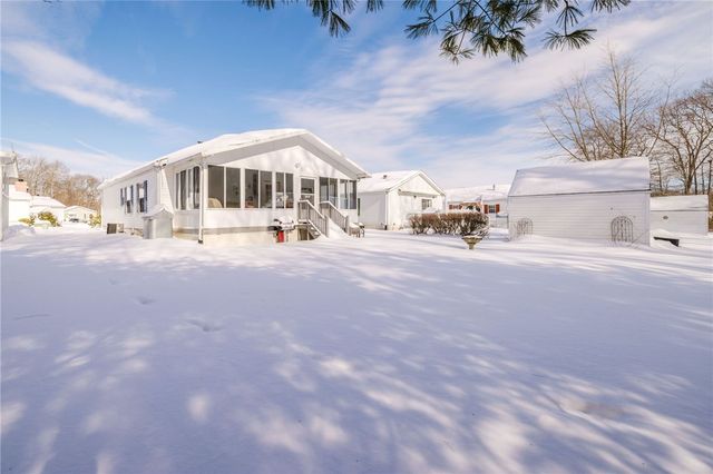 21 Nightingale Lane, Tiverton, RI 02878