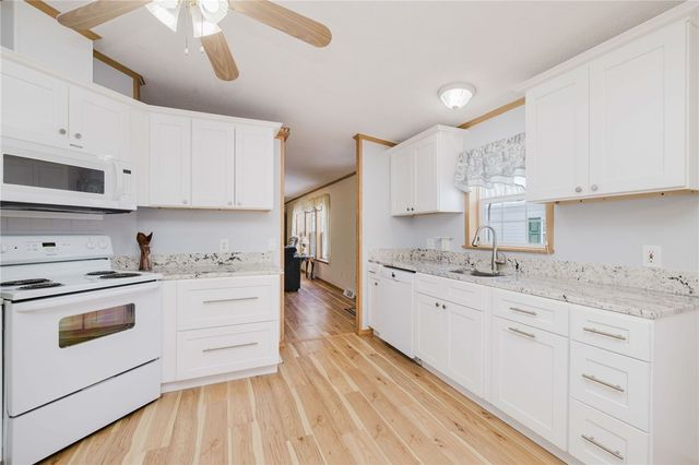 21 Nightingale Lane, Tiverton, RI 02878