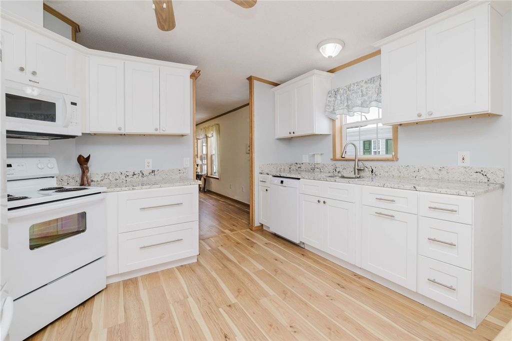 21 Nightingale Lane, Tiverton, RI 02878