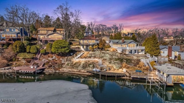 11 Wildwood Shores Dr, Hopatcong Boro, NJ 07843