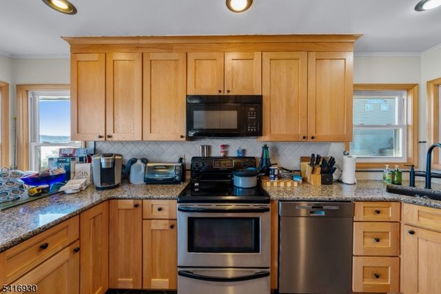 11 Wildwood Shores Dr, Hopatcong Boro, NJ 07843