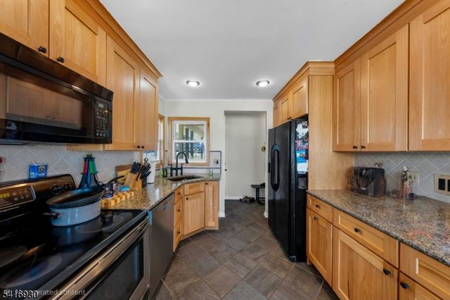 11 Wildwood Shores Dr, Hopatcong Boro, NJ 07843