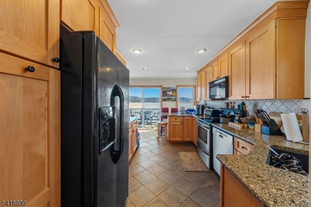 11 Wildwood Shores Dr, Hopatcong Boro, NJ 07843