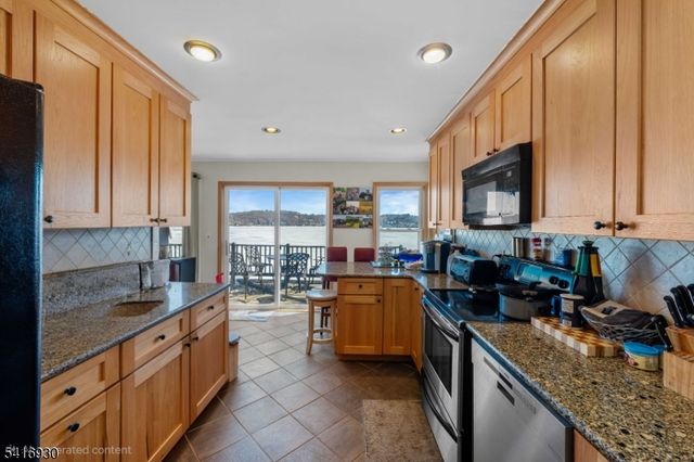 11 Wildwood Shores Dr, Hopatcong Boro, NJ 07843