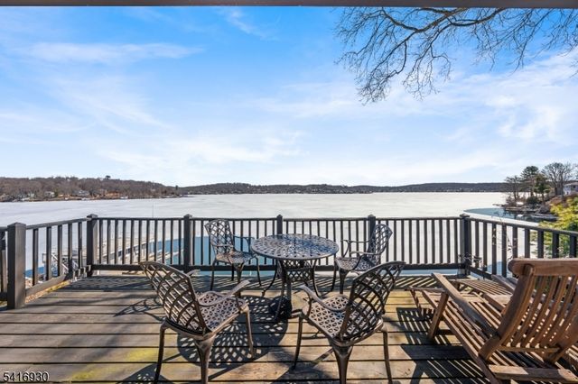 11 Wildwood Shores Dr, Hopatcong Boro, NJ 07843