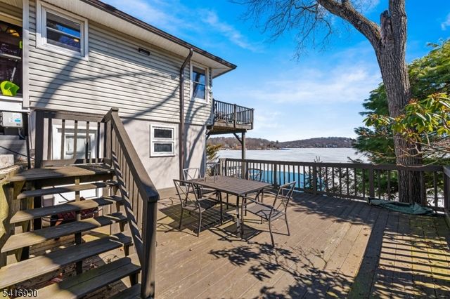 11 Wildwood Shores Dr, Hopatcong Boro, NJ 07843