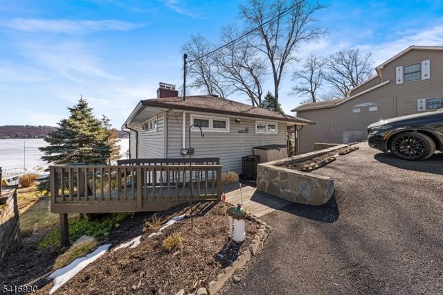 11 Wildwood Shores Dr, Hopatcong Boro, NJ 07843