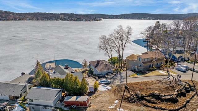 11 Wildwood Shores Dr, Hopatcong Boro, NJ 07843