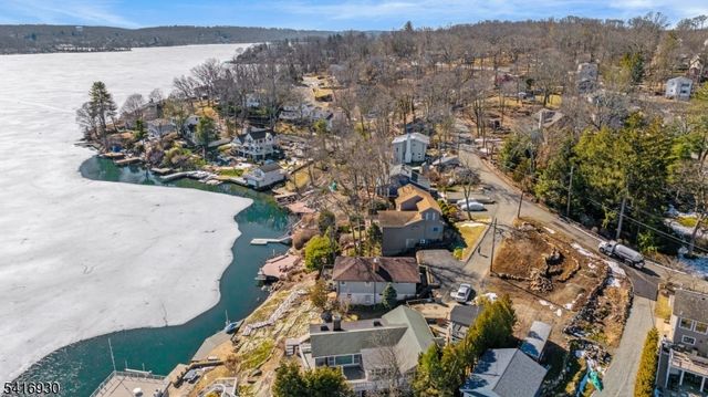 11 Wildwood Shores Dr, Hopatcong Boro, NJ 07843