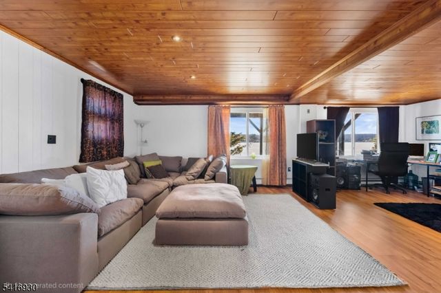 11 Wildwood Shores Dr, Hopatcong Boro, NJ 07843