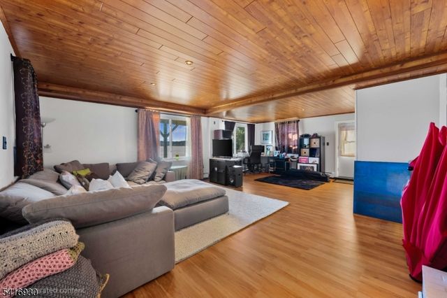 11 Wildwood Shores Dr, Hopatcong Boro, NJ 07843