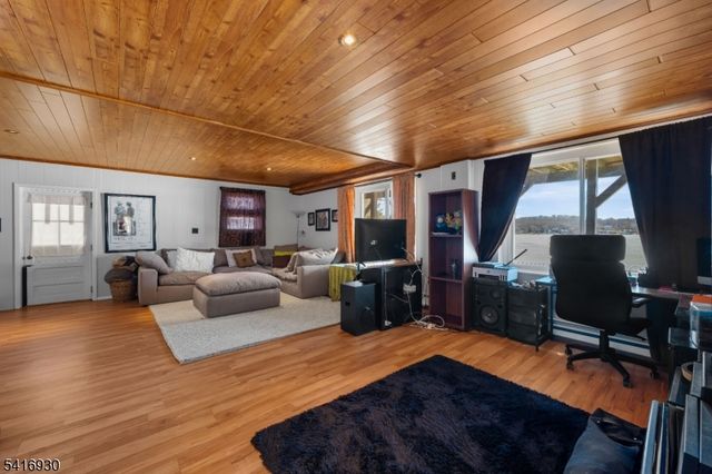 11 Wildwood Shores Dr, Hopatcong Boro, NJ 07843