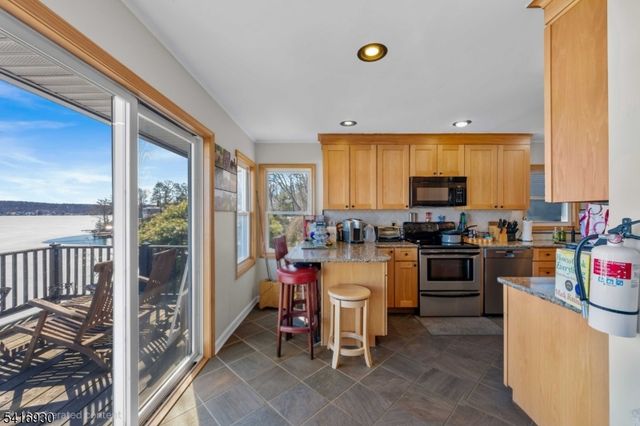 11 Wildwood Shores Dr, Hopatcong Boro, NJ 07843