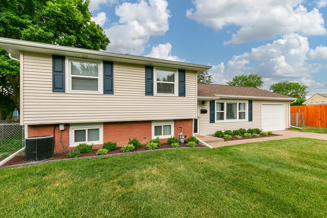 1422 LAKEWOOD Drive, Bettendorf, IA 52722