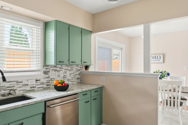 1422 LAKEWOOD Drive, Bettendorf, IA 52722