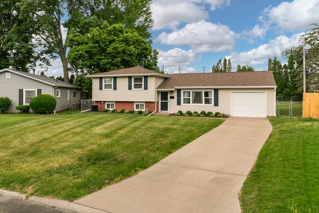 1422 LAKEWOOD Drive, Bettendorf, IA 52722