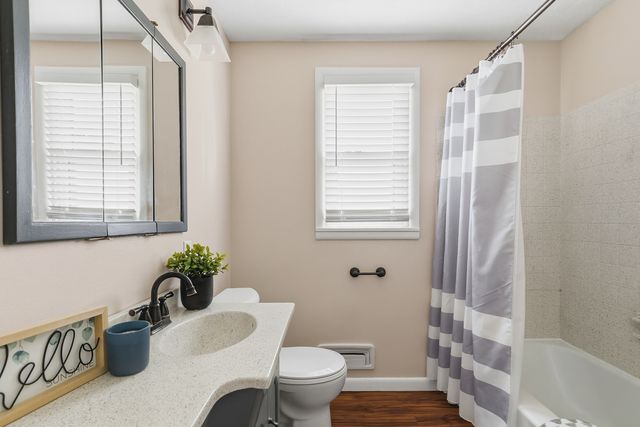 1422 LAKEWOOD Drive, Bettendorf, IA 52722