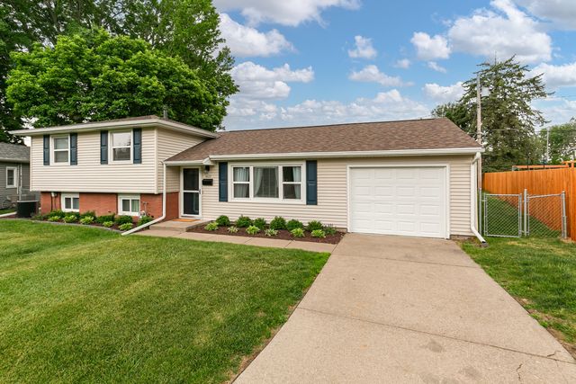1422 LAKEWOOD Drive, Bettendorf, IA 52722