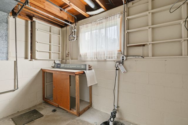 1422 LAKEWOOD Drive, Bettendorf, IA 52722