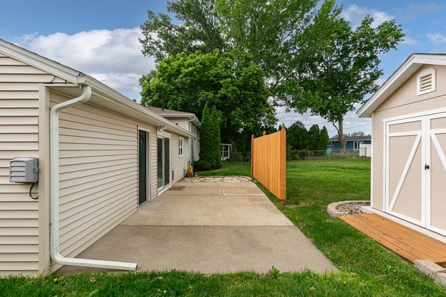 1422 LAKEWOOD Drive, Bettendorf, IA 52722
