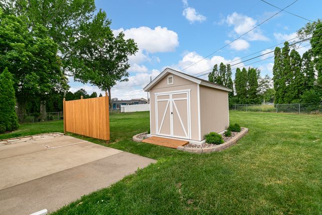 1422 LAKEWOOD Drive, Bettendorf, IA 52722