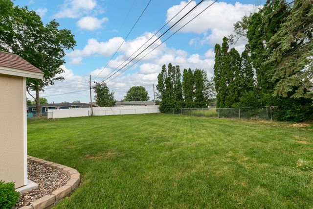 1422 LAKEWOOD Drive, Bettendorf, IA 52722
