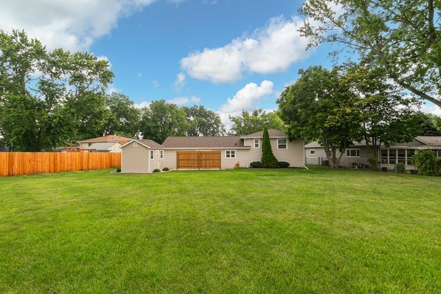 1422 LAKEWOOD Drive, Bettendorf, IA 52722