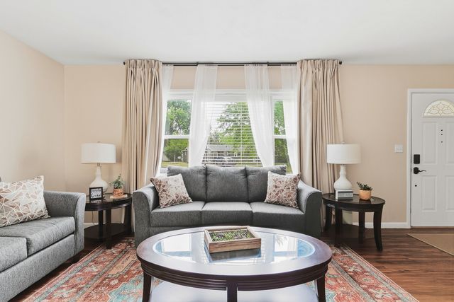 1422 LAKEWOOD Drive, Bettendorf, IA 52722