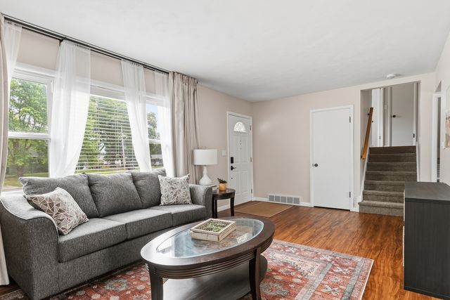 1422 LAKEWOOD Drive, Bettendorf, IA 52722