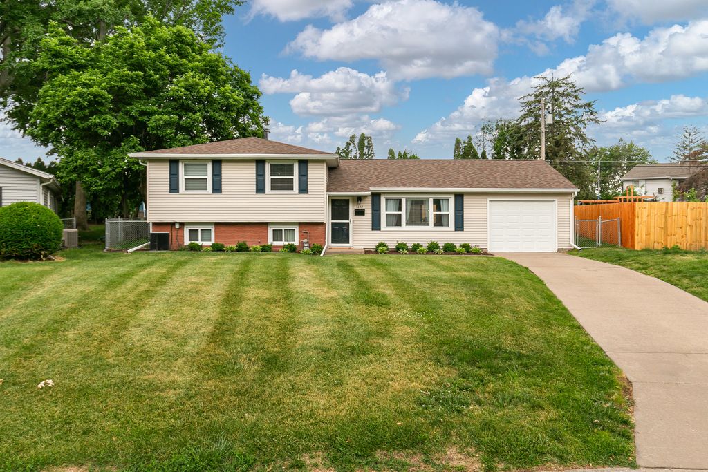 1422 LAKEWOOD Drive, Bettendorf, IA 52722